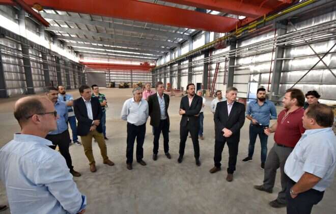 El gobernador recorrió la empresa metalúrgica APEX