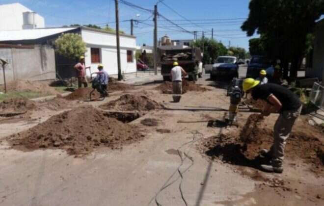 Santa Rosa: Recambio de conexiones domiciliarias en Villa Elisa