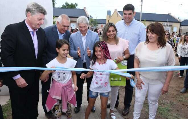 El gobernador encabezó entrega de 20 viviendas sociales en Winifreda