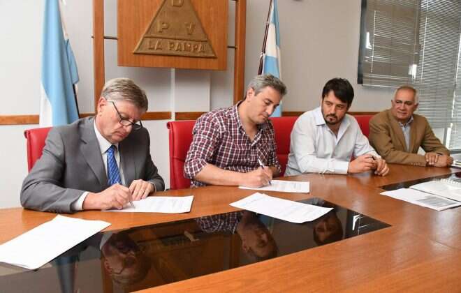 El gobernador firmó contrato para pavimentación urbana en Trenel