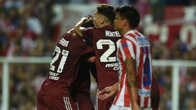 River remontó un partido duro ante Unión y continúa como único líder