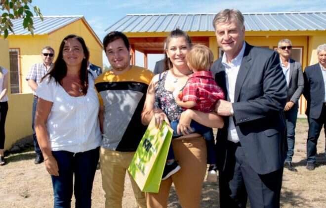 Ziliotto entregó viviendas y anunció obras en Jacinto Arauz