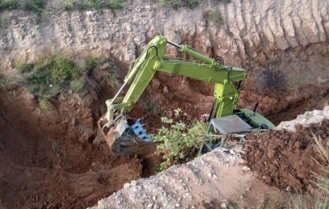 Sigue la limpieza del canal pluvial en Anguil
