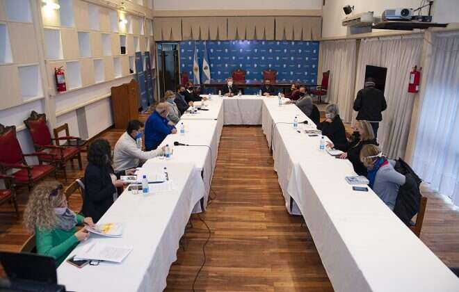 El gobierno dialogó con los gremios docentes para acordar “la vuelta a clases”