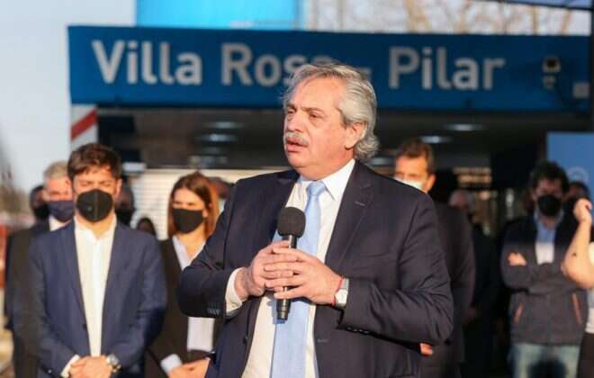 Alberto resaltó que la economía “está empezando a moverse” y volvió a cruzar a Macri