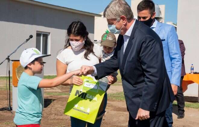 Ziliotto entregó viviendas a familias de Telén