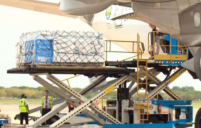 Llegó el octavo vuelo de Aerolíneas Argentinas con 500 mil vacunas desde Moscú