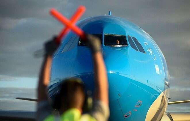 Partió en la madrugada un avión a Rusia y esta tarde llegarán un millón de dosis de China