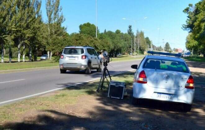 Realizan controles de velocidad con radares móviles en la Avenida Perón
