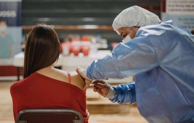 Vacunados con Sputnik V: emiten 1.500 turnos para segunda dosis con Moderna