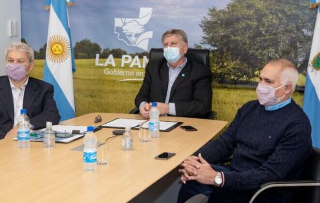 Firma de contratos para la construcción de viviendas en Santa Rosa y Eduardo Castex