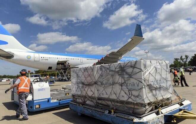 Llega hoy de Moscú el vuelo que trae el reactivo para fabricar la Sputnik y más dosis de esa vacuna