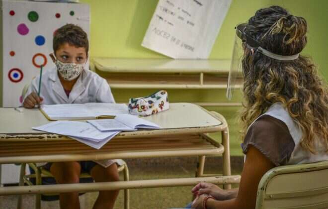 Vacunaron a más del 90% de docentes activos frente a estudiantes