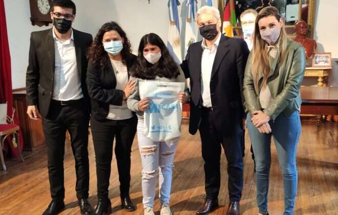 Entrega de llaves de viviendas a familias de Victorica