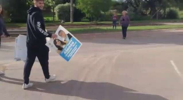 Polémica por militantes de JxC sacando carteles del Frente de Todos en la Perón