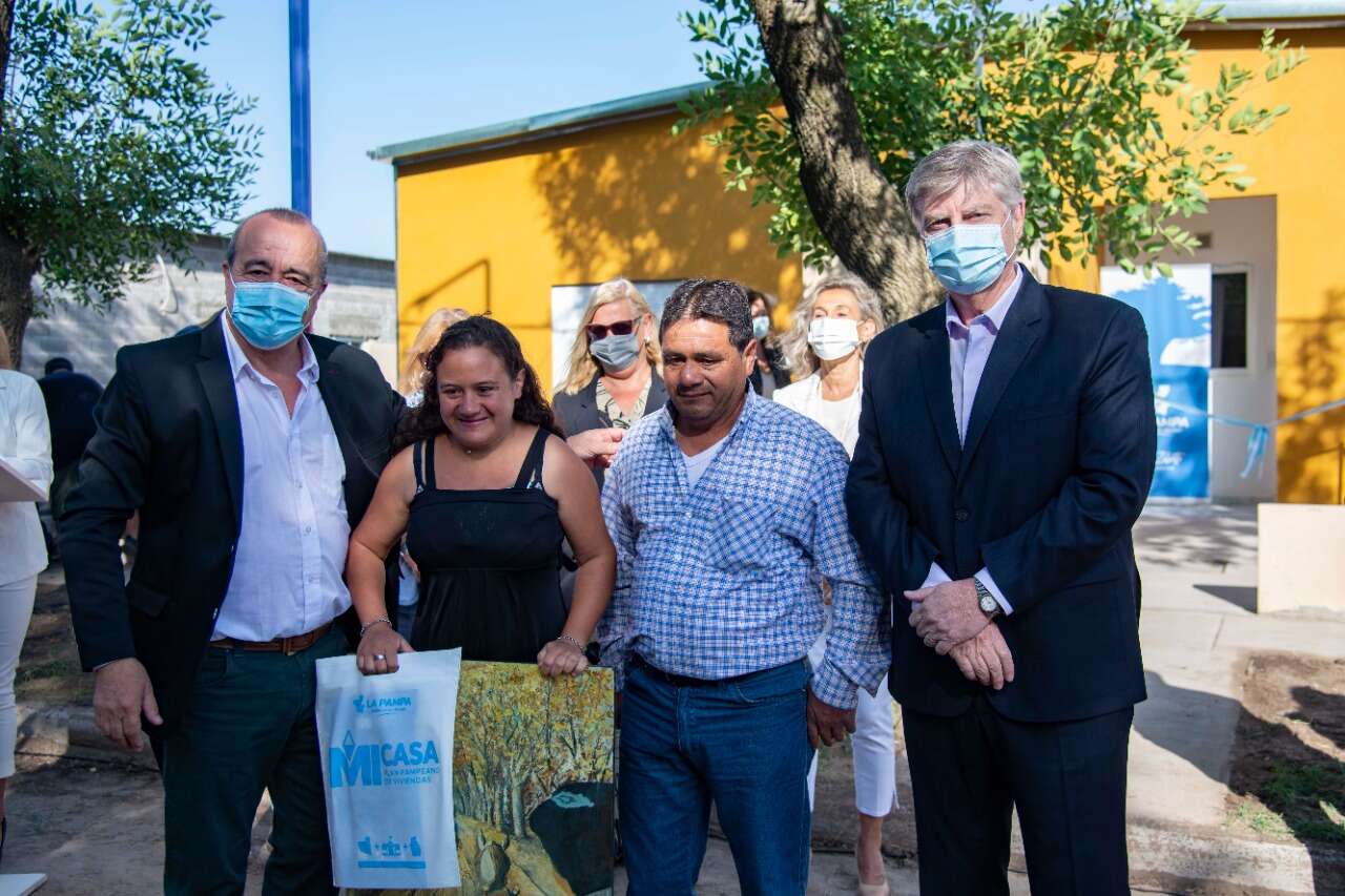 El gobernador Ziliotto entregó viviendas a familias de Arata y Trenel