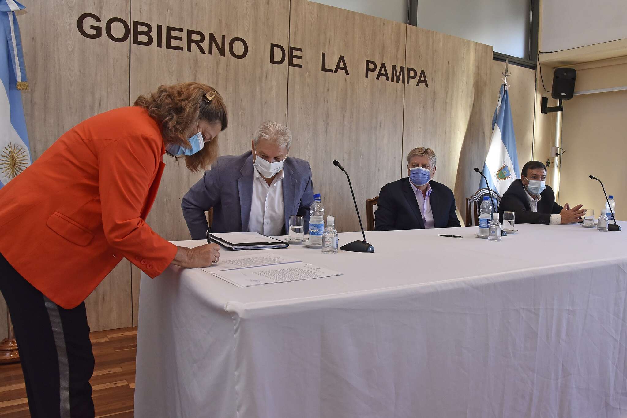 Provincia invertirá más de $196 millones en viviendas de servicio y del Plan Mi Casa