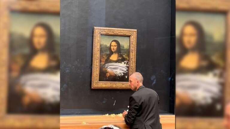Francia: Atacaron a “La Gioconda”, un visitante le arrojó un trozo de torta a la obra más famosa del mundo