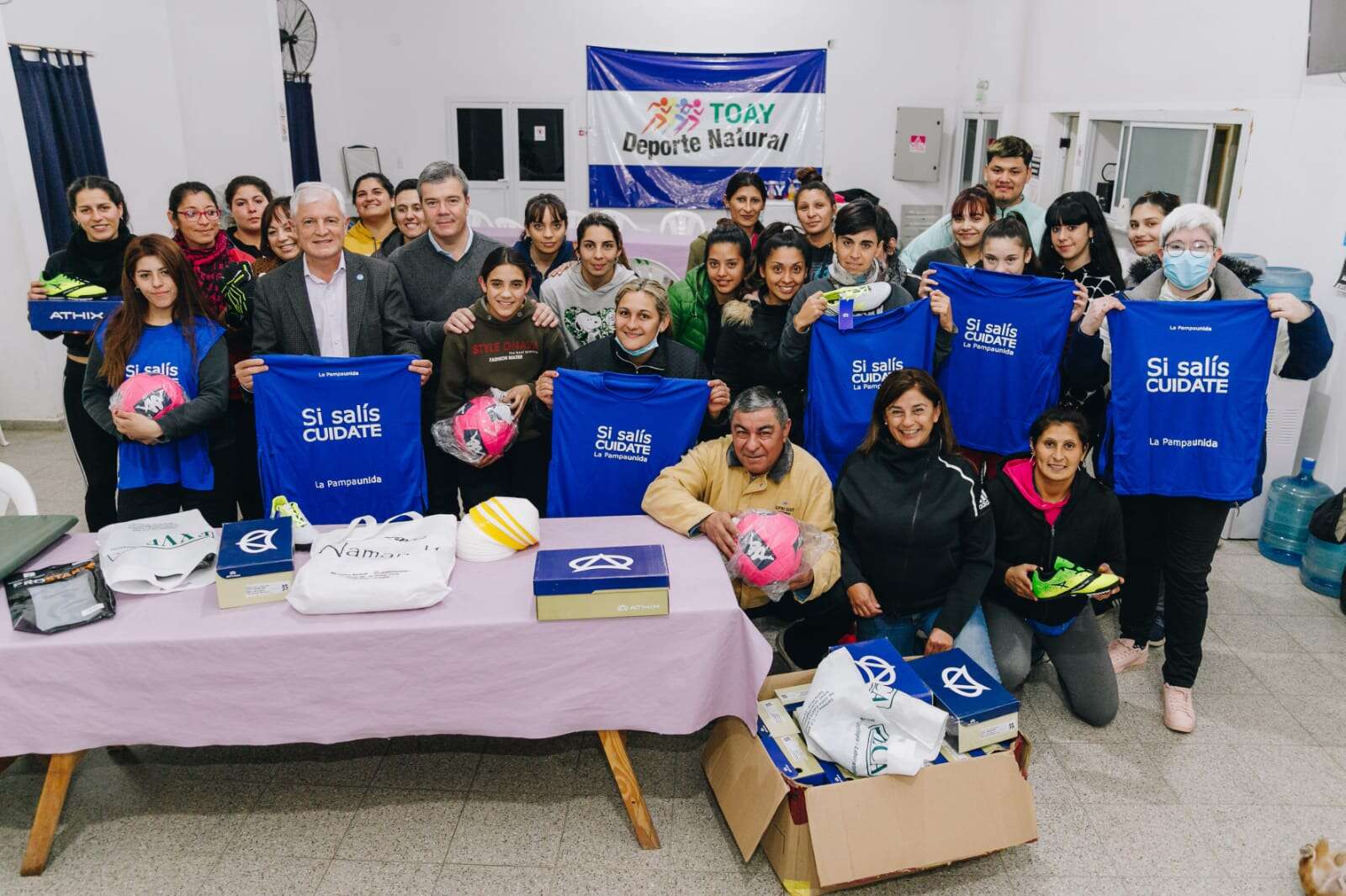 Toay: El fútbol femenino municipal recibió material deportivo