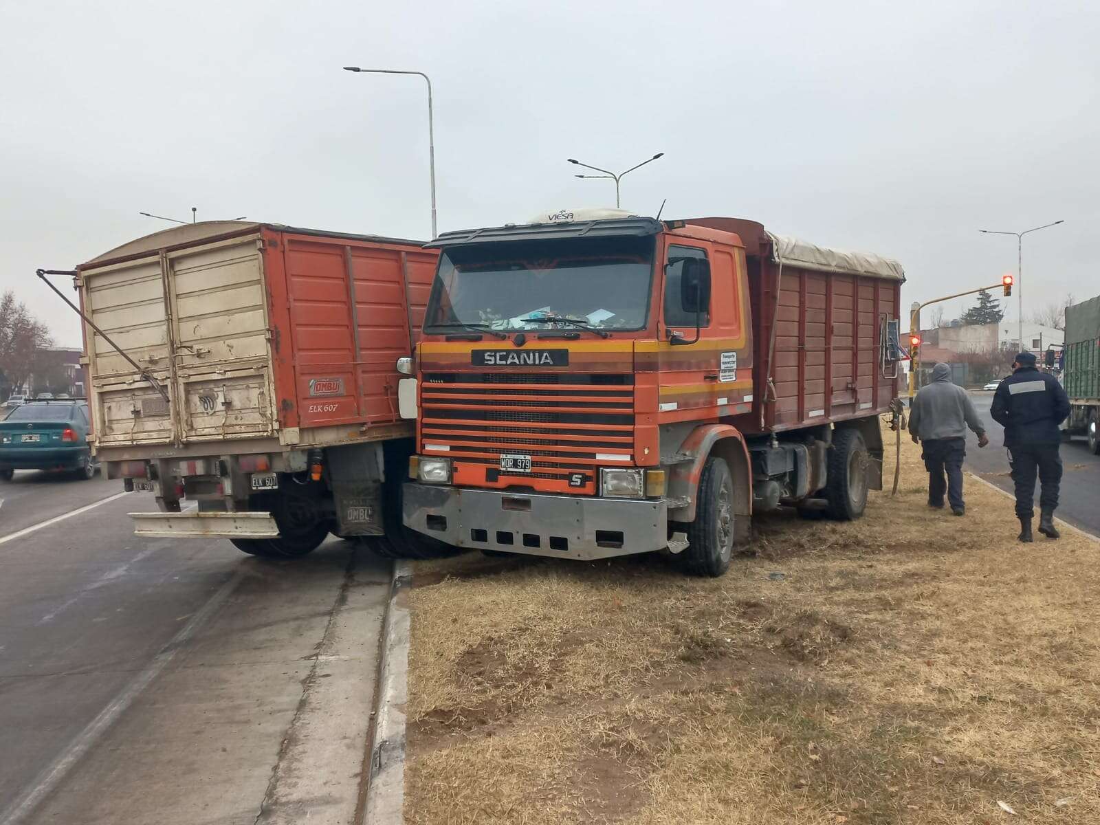 Camión perdió el control frente al Casino y realizó el “efecto tijera”