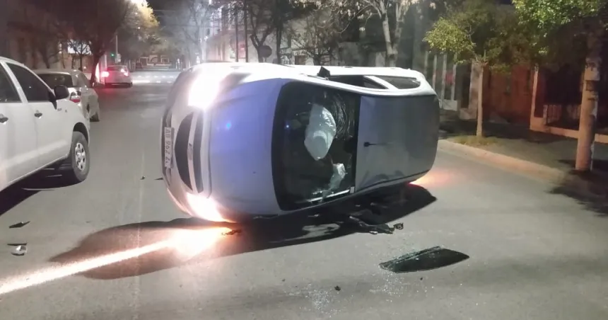 Un auto chocó a una camioneta y terminó volcando en pleno centro de Santa Rosa