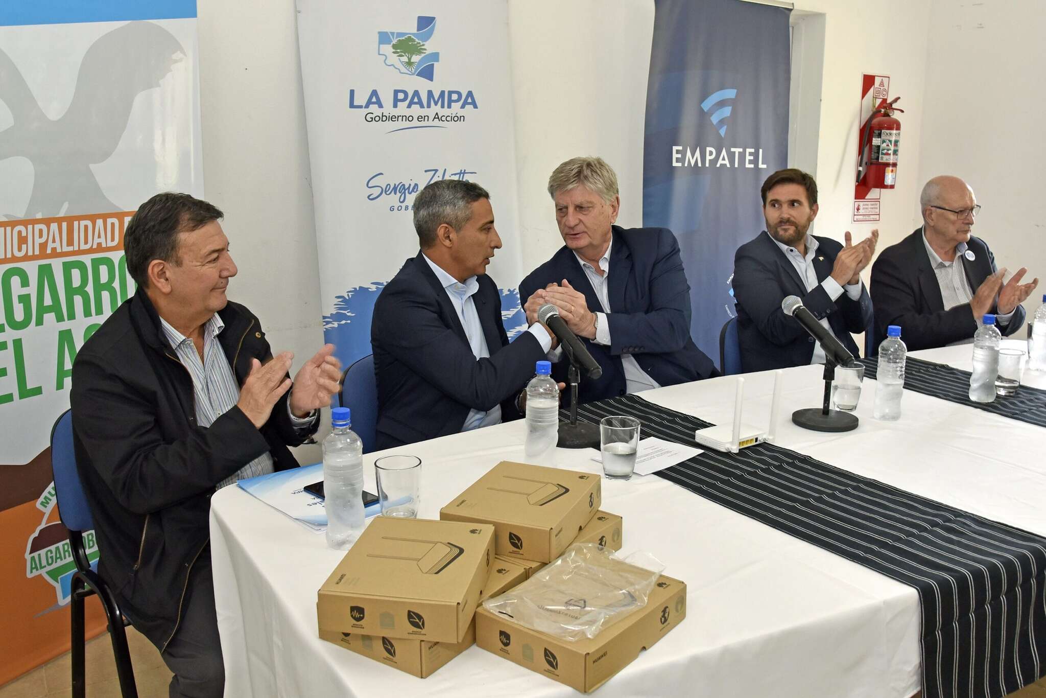 Algarrobo del Ãguila: Ziliotto inauguró la fibra óptica