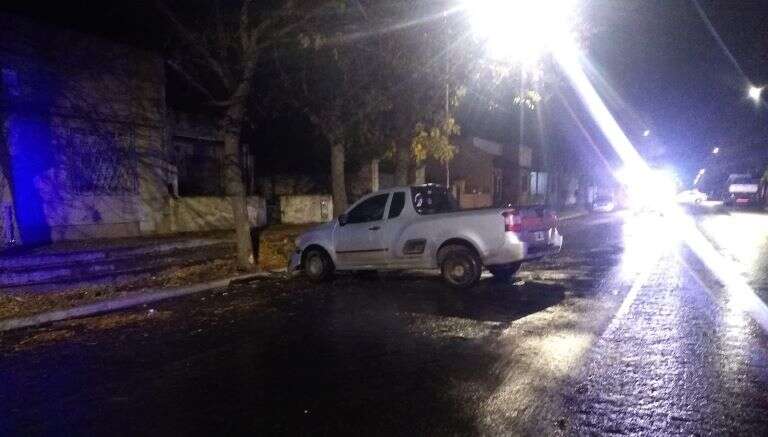 General Pico: Joven alcoholizado se chocó un árbol y provocó lesiones en la joven que lo acompañaba