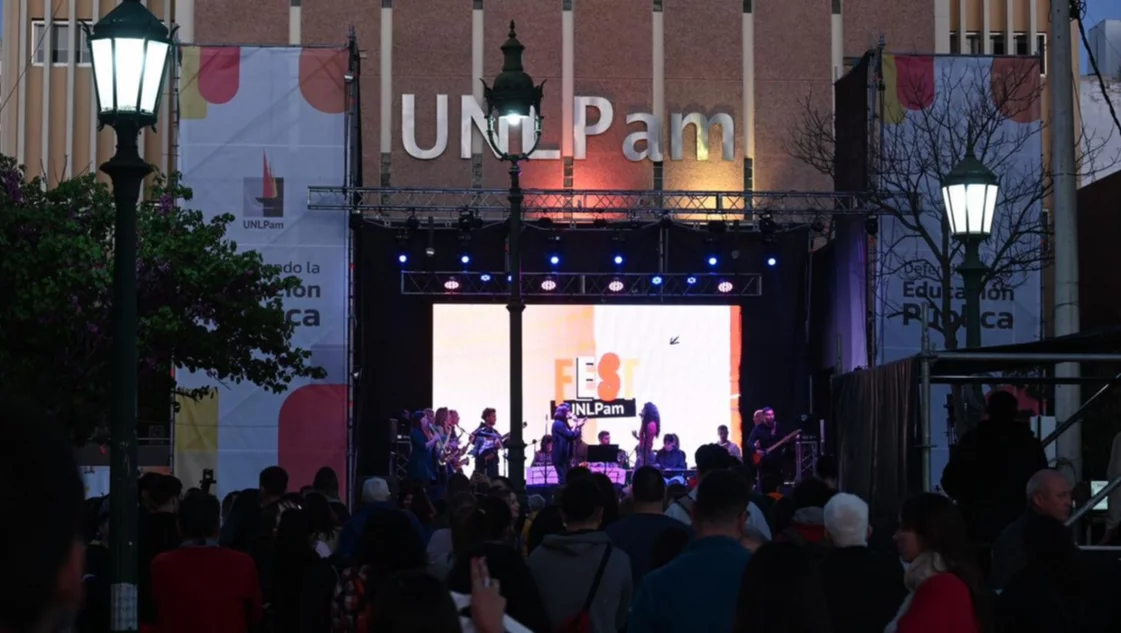 La UNLPam festejó su aniversario NÂº65 en las calles santarroseñas