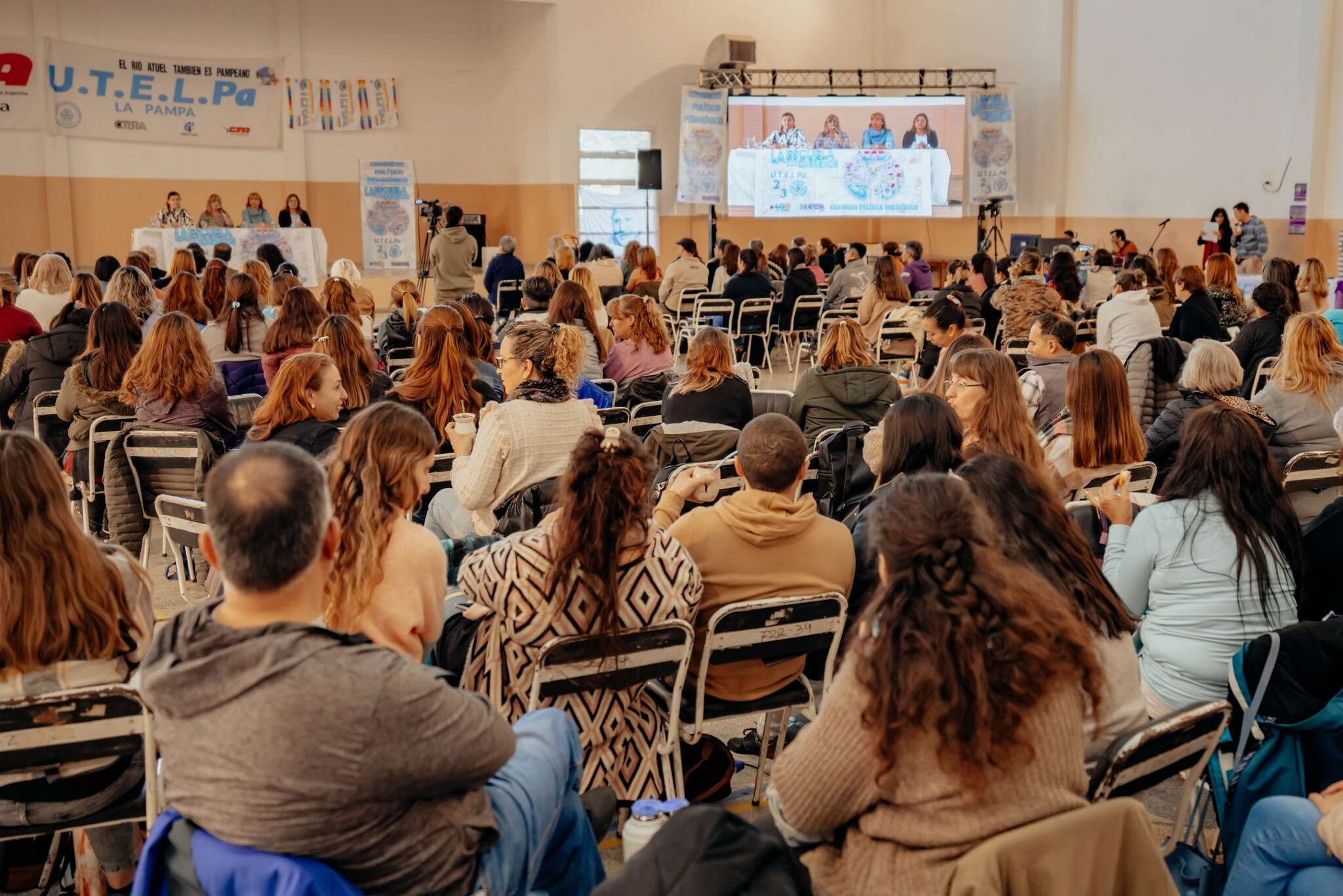 Encuesta de docentes: Casi el 60% advierte por la sobrecarga horaria
