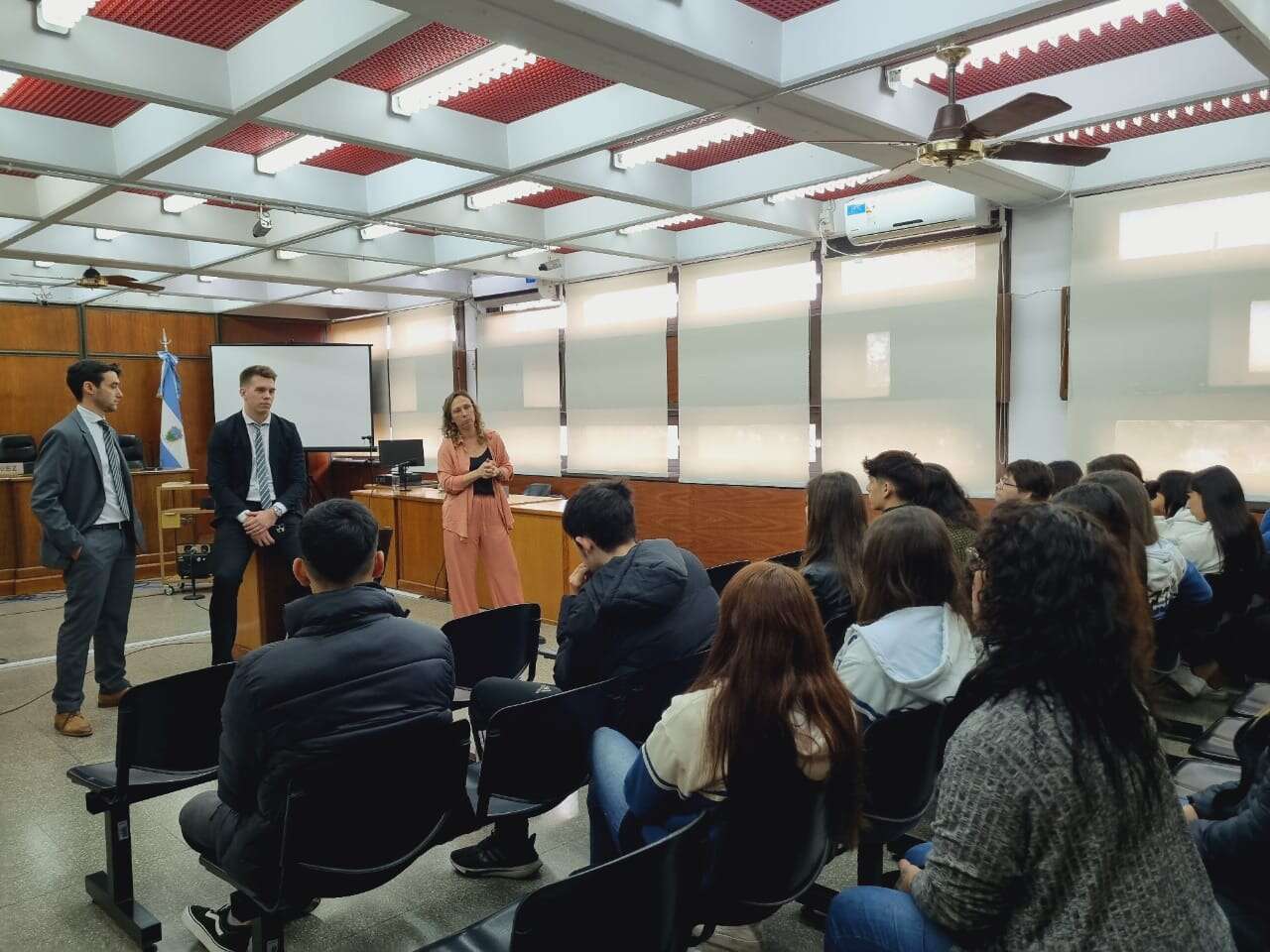 Educación + Justicia: alumnos/as del colegio secundario Don Eduardo de Chapeaurouge presenciaron un debate oral