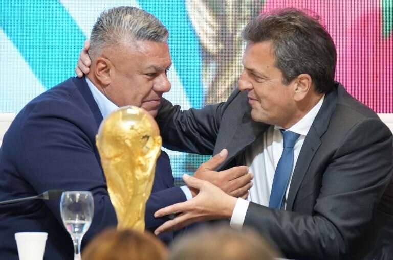 Sergio Massa y “Chiqui” Tapia presentaron la sede del partido inaugural del Mundial 2030
