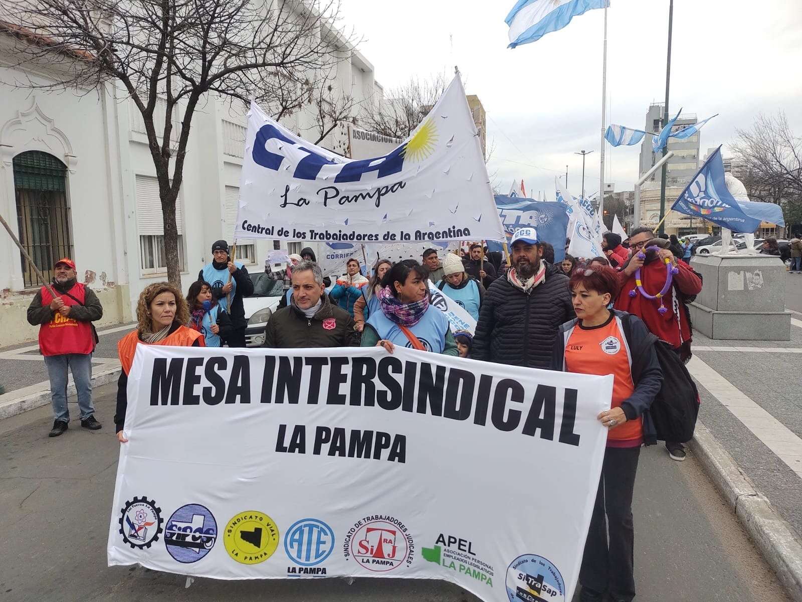 La Mesa Intersindical convocó a una movilización contra el DNU de Milei