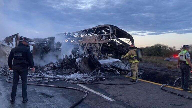 México: Un choque entre un camión y un autobús dejó al menos 20 muertos