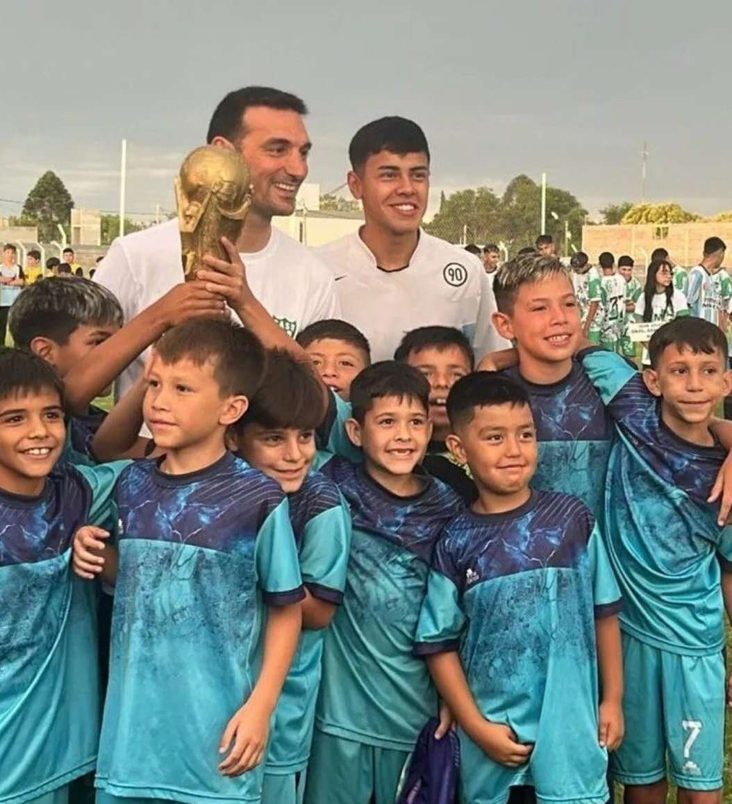 Fútbol: Scaloni dijo presente en un Torneo Infantil de Pujato y desató la locura de la gente
