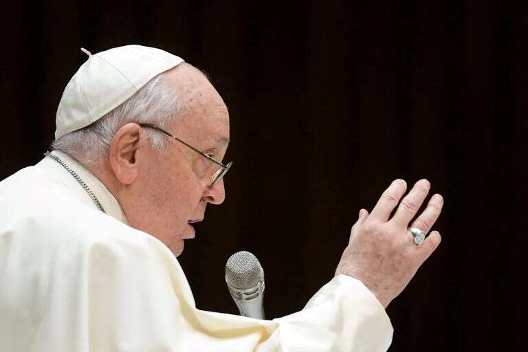 Vaticano: El Papa dijo que las bendiciones LGBTQ+ son para individuos, no para aprobar uniones