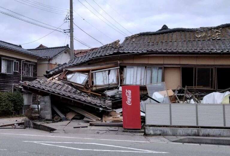 Japón: Impactantes imágenes del terremoto que sacudió al país, hay alerta de tsunami y gente atrapada bajo escombros