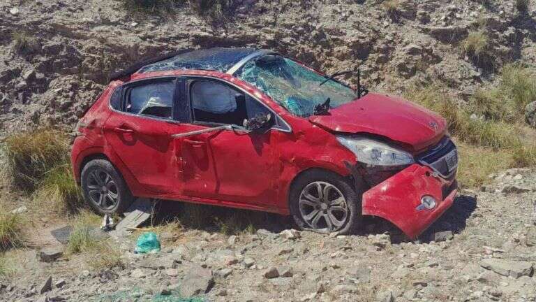 Viajaban de Neuquén a Mendoza y volcaron en cercanías de Algarrobo del Ãguila