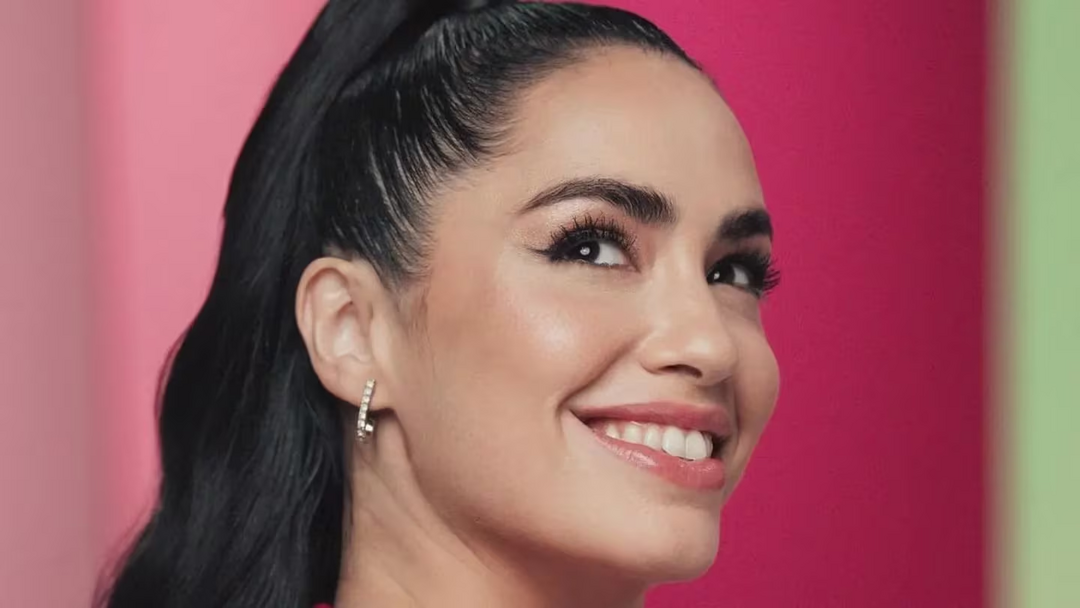 “Â¿Sos real?”: Lali Espósito eligió una microbikini mixta colaless y causó suspiros