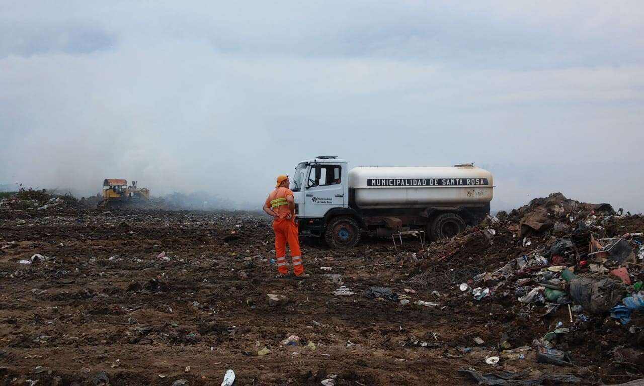 Santa Rosa: Otra vez fuego en el relleno sanitario