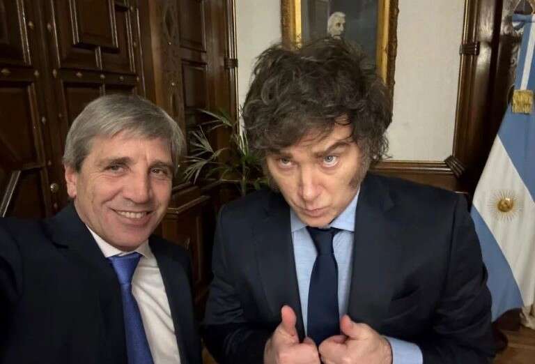 El Gobierno lanzará incentivos para que los argentinos empiecen a usar los dólares el colchón