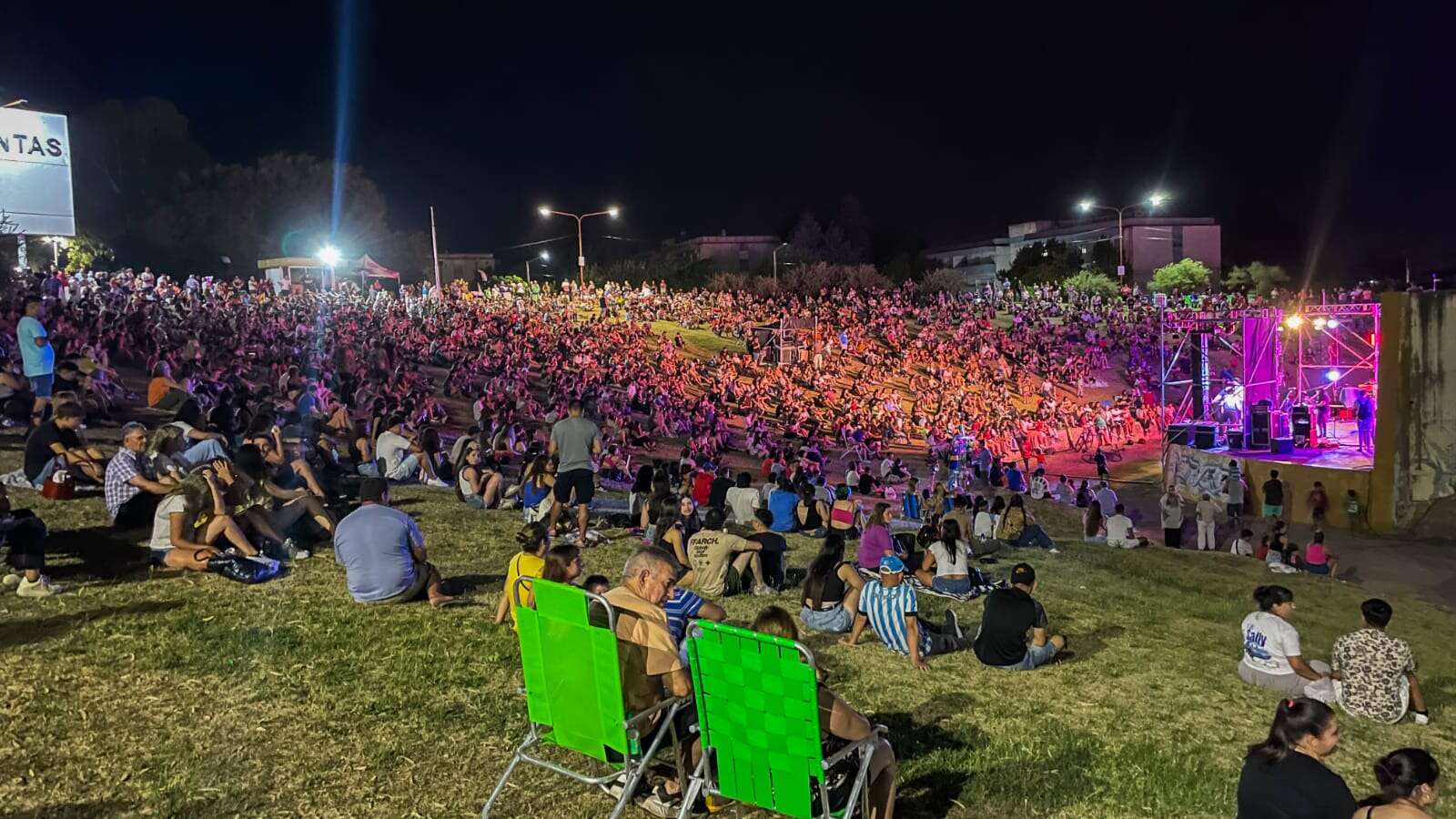 Una multitud disfrutó de la primera noche del Festival de Verano