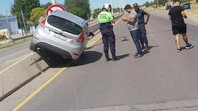 Se distrajo y colgó el auto en el muro de la circunvalación