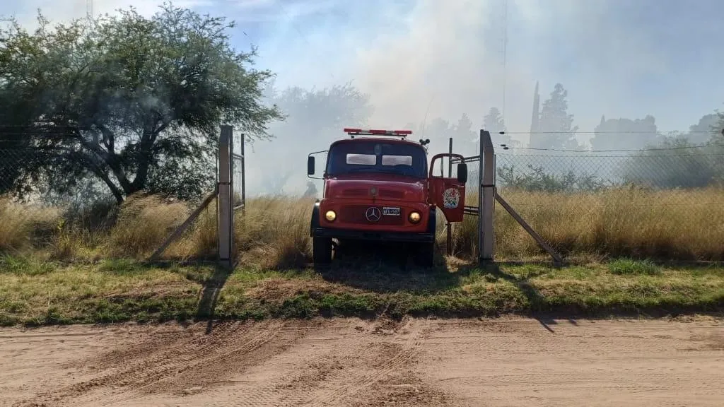 Bomberos trabajan para apagar un incendio en el predio de Radio Nacional