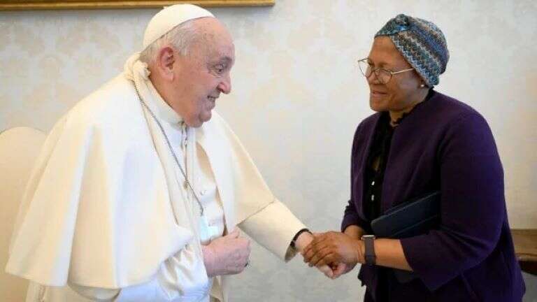Vaticano: El papa Francisco se cayó y debieron inmovilizarle un brazo