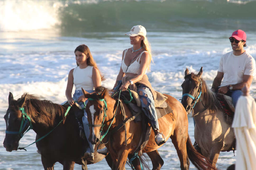 Nicole Neumann y su verano eterno en Punta del Este: cabalgata en familia y un atardecer inolvidable