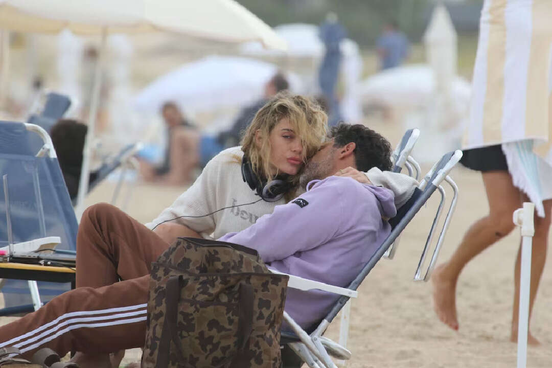 Besos, tragos y risas: Emilia Attias y su novio sacaron a relucir su amor en Punta del Este