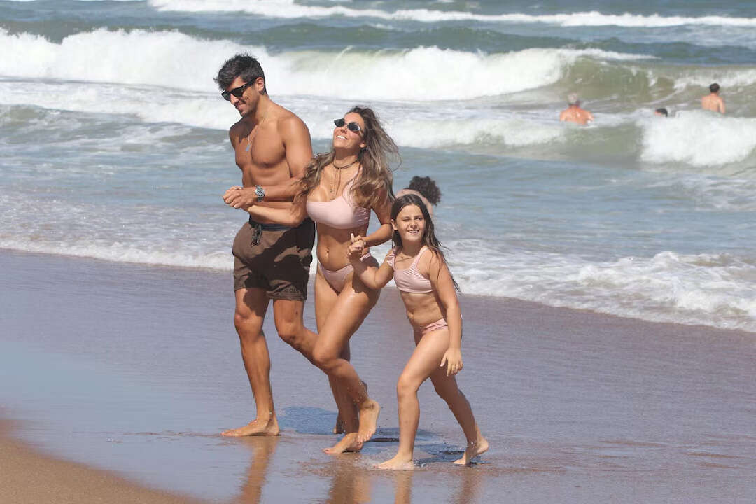 La tarde de Floppy Tesouro con su hija Moorea y su novio en Punta del Este: mates, juegos y baile a orillas del mar