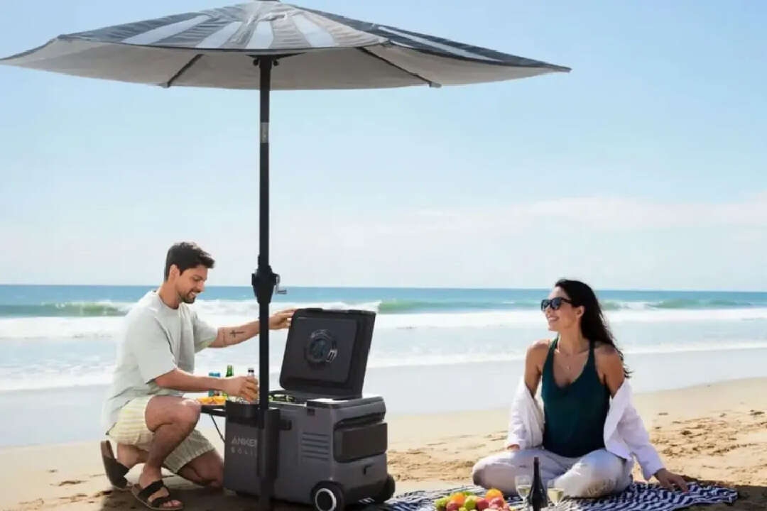 Inventaron una sombrilla que te protege del sol y carga dispositivos electrónicos