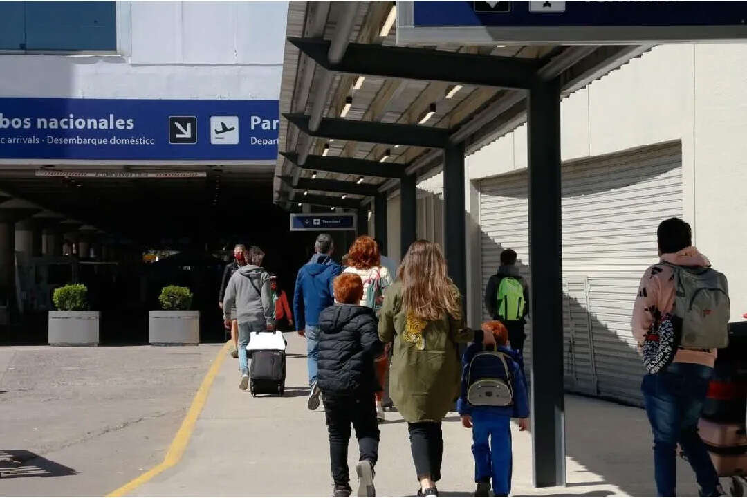 Líneas aéreas: el dólar barato alentó los viajes al exterior y se derrumbó la cantidad de pasajeros de cabotaje