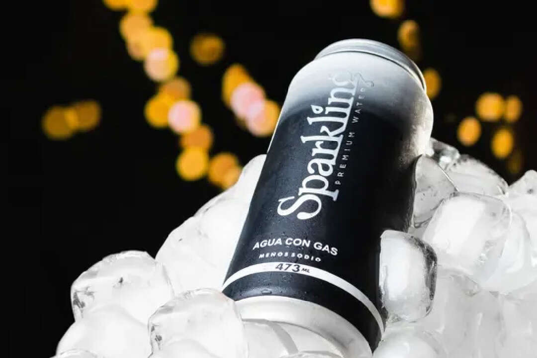 Una empresa con tradición de soderos innova el segmento premium con agua envasada en latas de aluminio